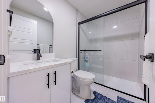 9007 181 Avenue, Edmonton, AB - Indoor Photo Showing Bathroom