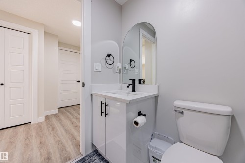9007 181 Avenue, Edmonton, AB - Indoor Photo Showing Bathroom