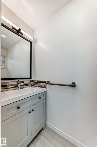 Bathroom with vanity and backsplash - 10519 173 Avenue, Edmonton, AB - Indoor Photo Showing Bathroom