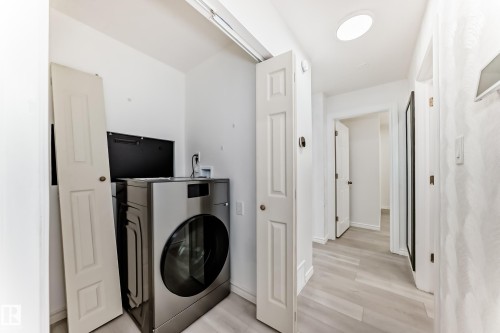 Laundry area featuring washer / clothes dryer and light wood-style floors - 10519 173 Avenue, Edmonton, AB - Indoor Photo Showing Laundry Room