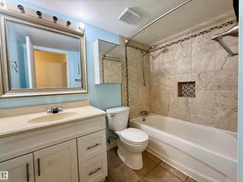 #409 10145 109 St, Edmonton, AB - Indoor Photo Showing Bathroom