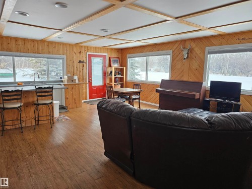 215 2 Street, Rural Lac Ste. Anne County, AB - Indoor Photo Showing Living Room
