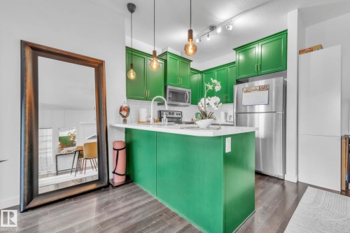 203 812 Welsh Drive, Edmonton, AB - Indoor Photo Showing Kitchen With Upgraded Kitchen