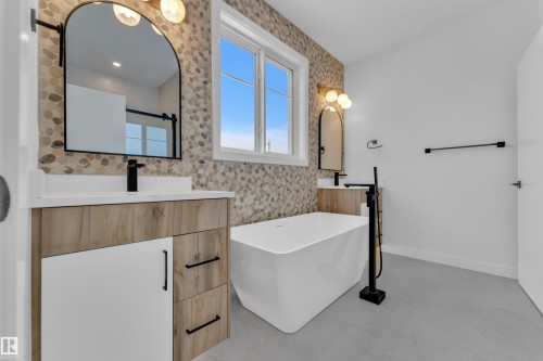 Bathroom with two vanities and a soaking tub - 159 Graybriar Dr, Stony Plain, AB - Indoor Photo Showing Bathroom