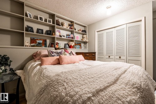 Bedroom with a textured ceiling and a closet - 69 Amherst Crescent, St. Albert, AB - Indoor Photo Showing Bedroom
