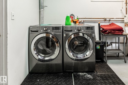 Laundry room with independent washer and dryer - 69 Amherst Crescent, St. Albert, AB - Indoor Photo Showing Laundry Room