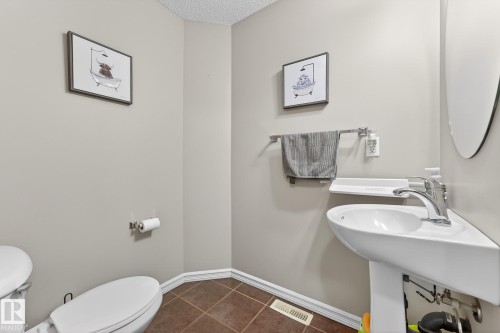 21907 95 Avenue, Edmonton, AB - Indoor Photo Showing Bathroom