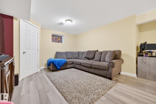 21907 95 Avenue, Edmonton, AB - Indoor Photo Showing Living Room