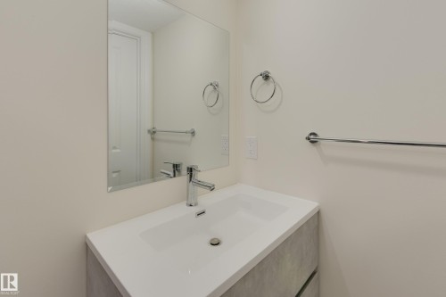 6687 Cardinal Road, Edmonton, AB - Indoor Photo Showing Bathroom