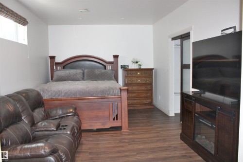 26 Longview Drive, Spruce Grove, AB - Indoor Photo Showing Bedroom