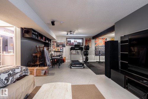 Exercise area featuring concrete floors and a textured ceiling - 3312 17B Avenue, Edmonton, AB - Indoor