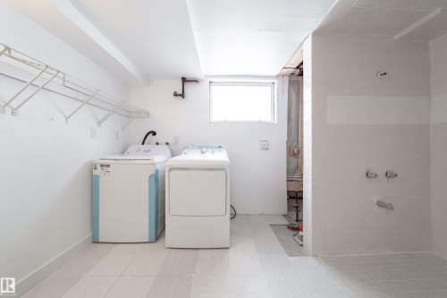 Laundry area with washing machine and dryer - 11430 81 Street, Edmonton, AB - Indoor Photo Showing Laundry Room
