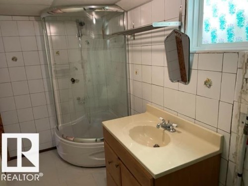 10917 96 Street, Edmonton, AB - Indoor Photo Showing Bathroom