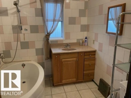 10917 96 Street, Edmonton, AB - Indoor Photo Showing Bathroom