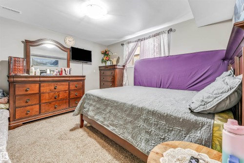 Bedroom featuring light colored carpet - 4404 150 Avenue, Edmonton, AB - Indoor Photo Showing Bedroom