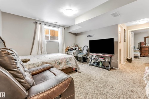 Carpeted bedroom featuring baseboards - 4404 150 Avenue, Edmonton, AB - Indoor Photo Showing Bedroom