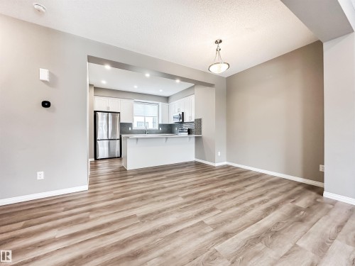 100 2072 Wonnacott Way, Edmonton, AB - Indoor Photo Showing Kitchen
