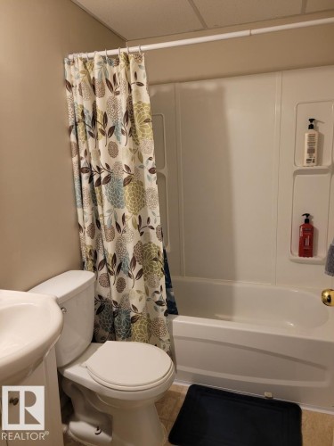 12026 167B Avenue, Edmonton, AB - Indoor Photo Showing Bathroom