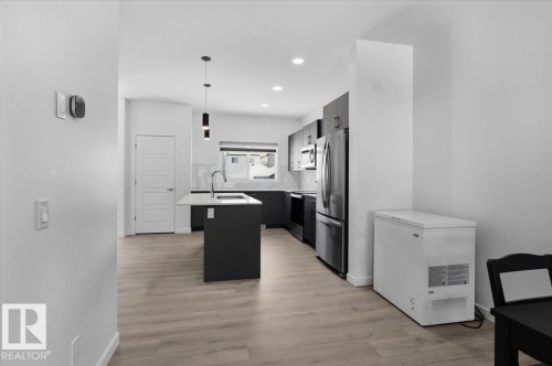 3323 Erlanger Bend, Edmonton, AB - Indoor Photo Showing Kitchen