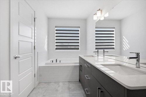 3323 Erlanger Bend, Edmonton, AB - Indoor Photo Showing Bathroom