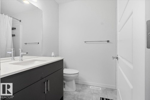 3323 Erlanger Bend, Edmonton, AB - Indoor Photo Showing Bathroom