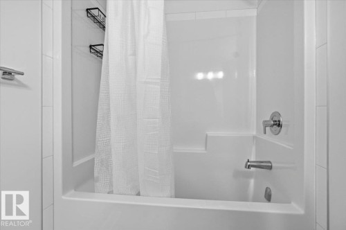 3323 Erlanger Bend, Edmonton, AB - Indoor Photo Showing Bathroom