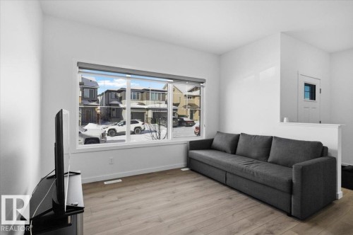3323 Erlanger Bend, Edmonton, AB - Indoor Photo Showing Living Room