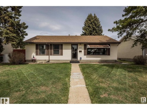 Single story home featuring a front yard - 8908 130 Avenue Nw, Edmonton, AB - Outdoor