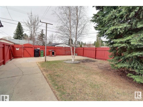 Fenced backyard with a gate - 8908 130 Avenue Nw, Edmonton, AB - Outdoor