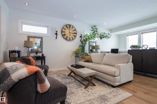7200 Cardinal Way, Edmonton, AB - Indoor Photo Showing Living Room