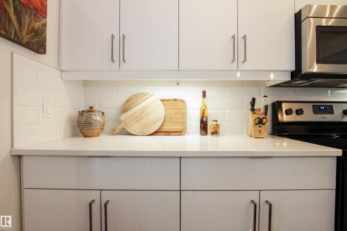 7200 Cardinal Way, Edmonton, AB - Indoor Photo Showing Kitchen With Upgraded Kitchen
