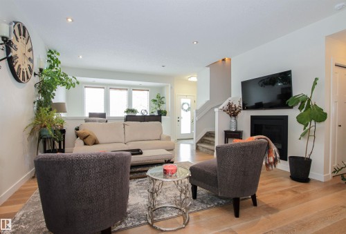 7200 Cardinal Way, Edmonton, AB - Indoor Photo Showing Living Room