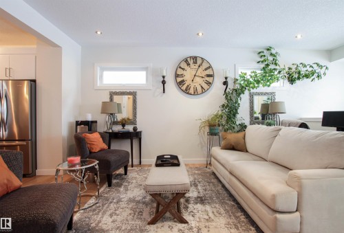 7200 Cardinal Way, Edmonton, AB - Indoor Photo Showing Living Room