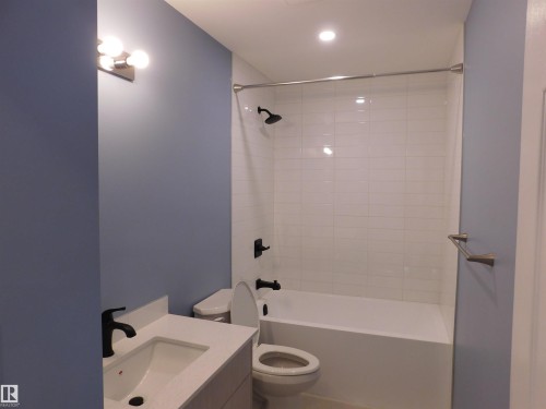 12112 150 Avenue, Edmonton, AB - Indoor Photo Showing Bathroom