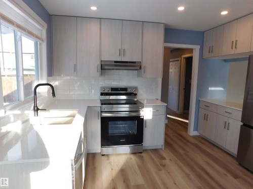 12112 150 Avenue, Edmonton, AB - Indoor Photo Showing Kitchen With Upgraded Kitchen