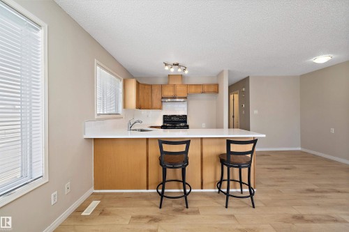 5 130 Hyndman Crescent, Edmonton, AB - Indoor Photo Showing Kitchen