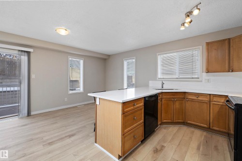 5 130 Hyndman Crescent, Edmonton, AB - Indoor Photo Showing Kitchen