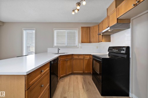 5 130 Hyndman Crescent, Edmonton, AB - Indoor Photo Showing Kitchen