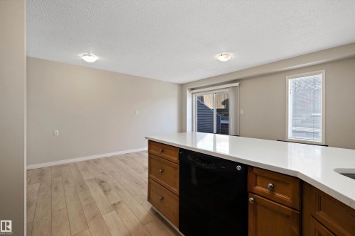 5 130 Hyndman Crescent, Edmonton, AB - Indoor Photo Showing Kitchen