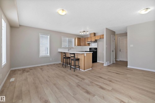 5 130 Hyndman Crescent, Edmonton, AB - Indoor Photo Showing Kitchen