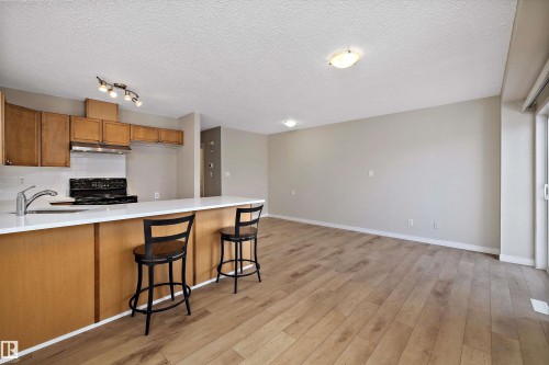 5 130 Hyndman Crescent, Edmonton, AB - Indoor Photo Showing Kitchen