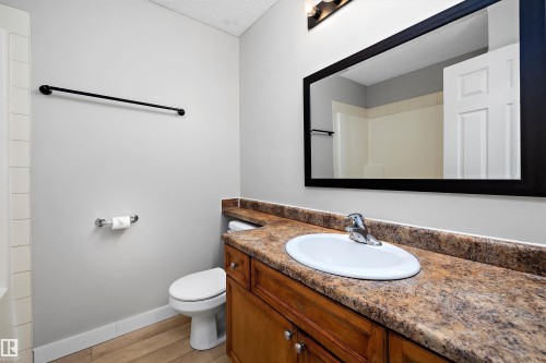 5 130 Hyndman Crescent, Edmonton, AB - Indoor Photo Showing Bathroom