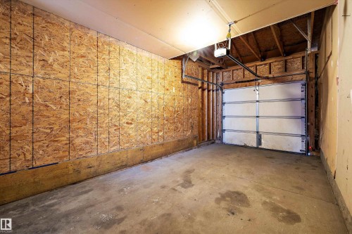 5 130 Hyndman Crescent, Edmonton, AB - Indoor Photo Showing Garage