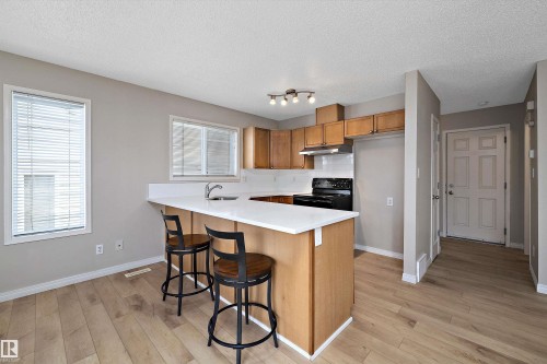 5 130 Hyndman Crescent, Edmonton, AB - Indoor Photo Showing Kitchen
