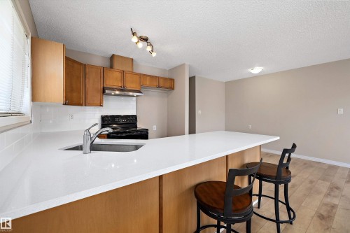 5 130 Hyndman Crescent, Edmonton, AB - Indoor Photo Showing Kitchen