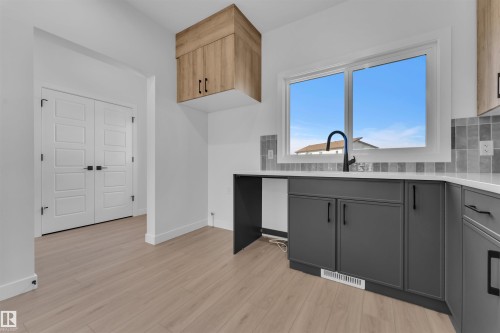 752 Mattson Drive, Edmonton, AB - Indoor Photo Showing Kitchen