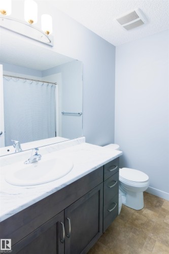 888 Cy Becker Drive, Edmonton, AB - Indoor Photo Showing Bathroom