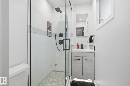 6903 12 Avenue, Edmonton, AB - Indoor Photo Showing Bathroom