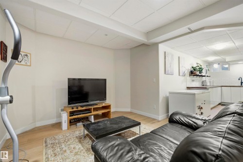 9324 95 Street, Edmonton, AB - Indoor