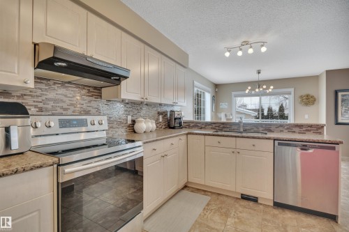 5 Elbow Place, St. Albert, AB - Indoor Photo Showing Kitchen With Stainless Steel Kitchen